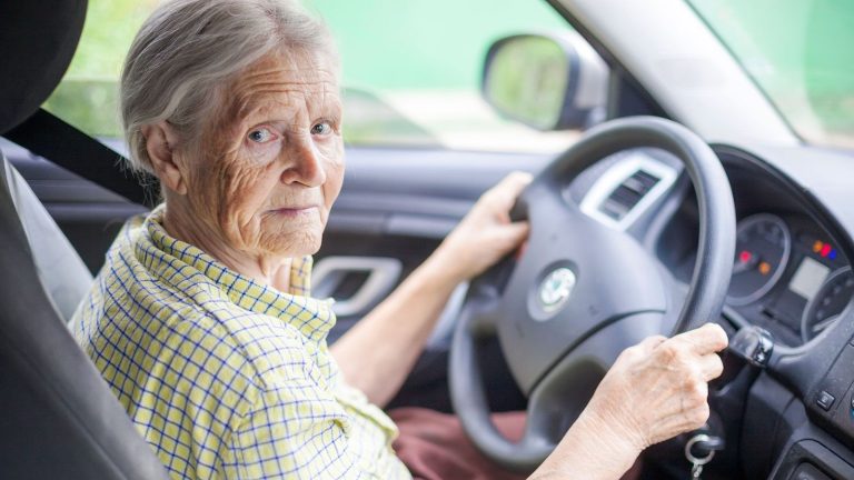 Niet op je 60ste en ook niet op je 80ste: vanaf deze leeftijd kun je geen rijbewijs meer halen