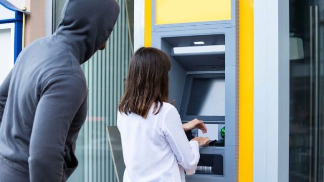 Een slachtoffer werd in enkele minuten tijd 2000 euro gestolen: werkt uw creditcard niet in de geldautomaat? Pas op voor oplichters die u hun “hulp” aanbieden.