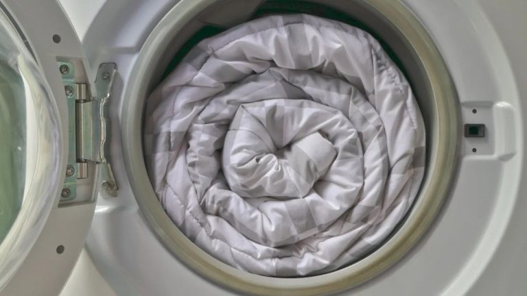 Hoe u thuis dekens van haar of wol kunt wassen zonder uw wasmachine te beschadigen: de eenvoudige truc die maar weinig mensen kennen