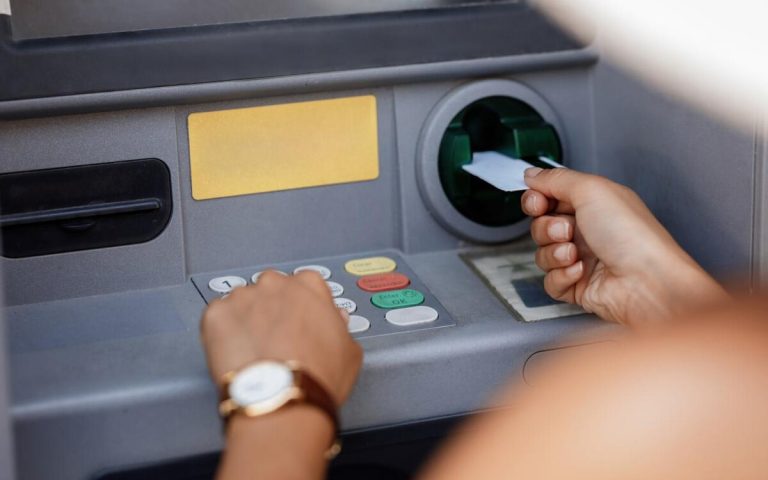De 4 gevallen waarin uw bankkaart door de geldautomaat kan worden ingehouden