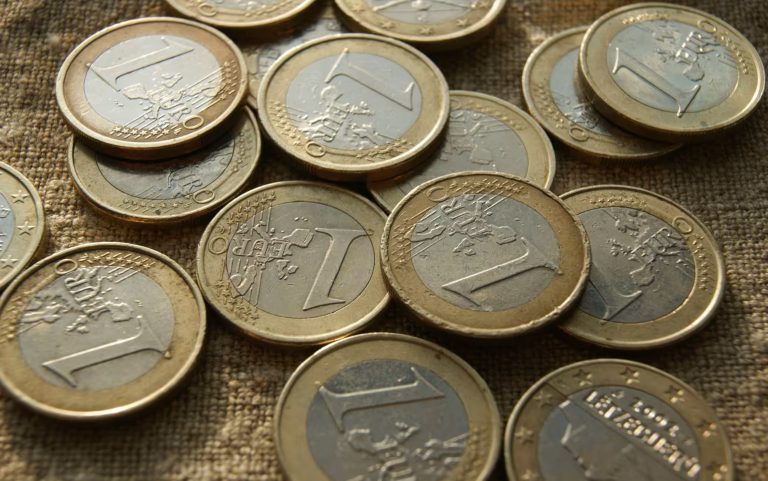 Man opent muntrollen van de bank – wat hij zogenaamd vindt, maakt hem stomverbaasd