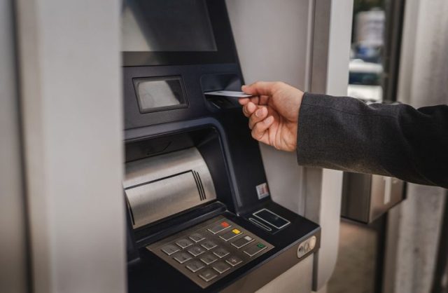 Wat te doen als de geldautomaat uw bankkaart niet teruggeeft? Deze knop moet u indrukken