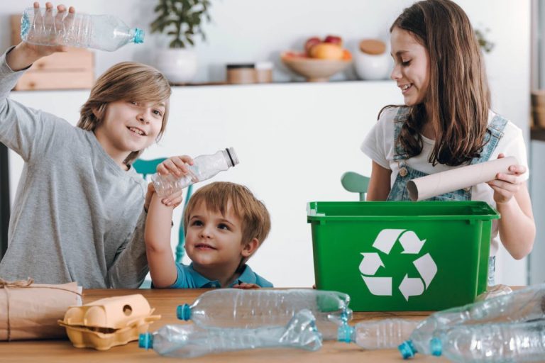Wetenschappers vragen om dringende maatregelen om de blootstelling van kinderen aan plastic te verminderen: de impact op de gezondheid