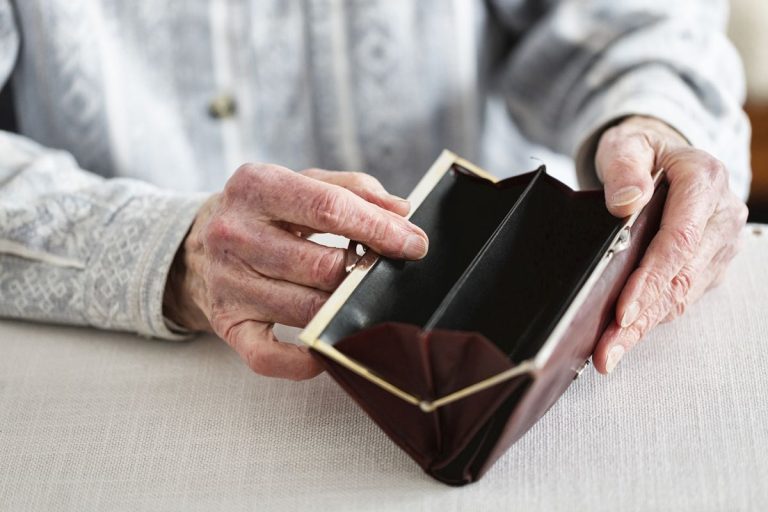 Een gepensioneerd echtpaar staat op het punt failliet te gaan nadat ze bijna 300.000 euro hebben verloren door een sms-kaartfraude.