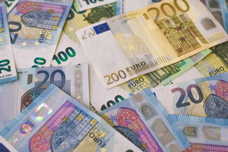 Het bankbiljet: een achterhaald relikwie of het ultieme wapen tegen instabiliteit?