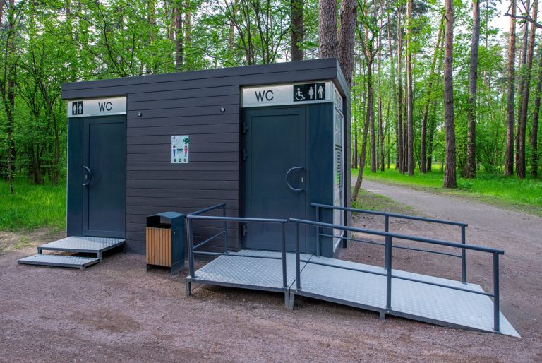 Canadese onderzoekers installeren ’s werelds eerste waterloze toilet op basis van schimmels in een botanische tuin