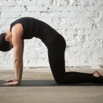 Katpositie: de yogaoefening die de nek versterkt en vaak wordt aanbevolen aan mensen met nekpijn