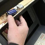 Cash trapping: nieuwe vorm van fraude bij geldautomaten – ABN AMRO waarschuwt