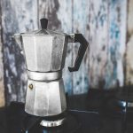 Heb je een Italiaanse koffiezetapparaat dat stof ligt te verzamelen? Gebruik het opnieuw om je huis veel effectiever te parfumeren dan met welke luchtverfrisser dan ook.