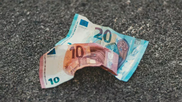 Een boer gaat zijn landgoed ontdoen van struiken en vindt duizenden bankbiljetten, maar de politie had een verrassing voor hem in petto