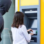 Een slachtoffer werd in enkele minuten tijd 2000 euro gestolen: werkt uw creditcard niet in de geldautomaat? Pas op voor oplichters die u hun “hulp” aanbieden.