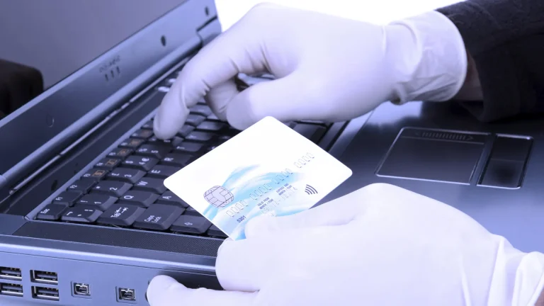 Pas op voor ‘carding’, een zwendel waarmee uw bankrekening ongemerkt wordt leeggehaald.