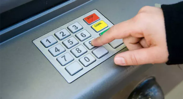 Wie dat doet, raakt zijn bankkaart kwijt – en dat komt niet door een verkeerde pincode