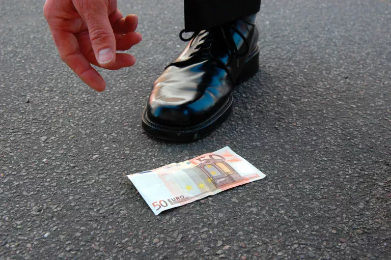 Het Burgerlijk Wetboek bevestigt het: als je geld op straat vindt en het houdt, kun je een boete krijgen.