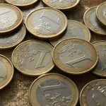 Man opent muntrollen van de bank – wat hij zogenaamd vindt, maakt hem stomverbaasd