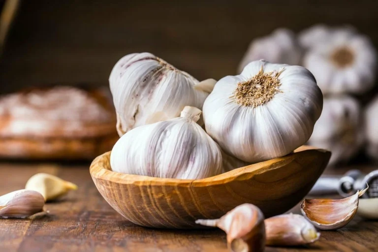 Wat zijn de geneeskrachtige eigenschappen van knoflook: het superfood dat het hart en de hersenen helpt