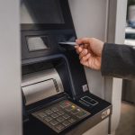 Wat te doen als de geldautomaat uw bankkaart niet teruggeeft? Deze knop moet u indrukken
