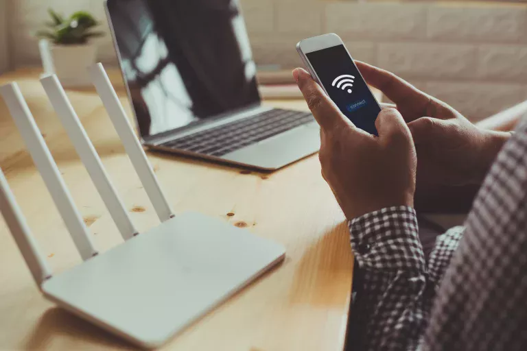 Er zijn twee ultieme technieken om toegang te krijgen tot een wifi-netwerk zonder het wachtwoord te kennen.